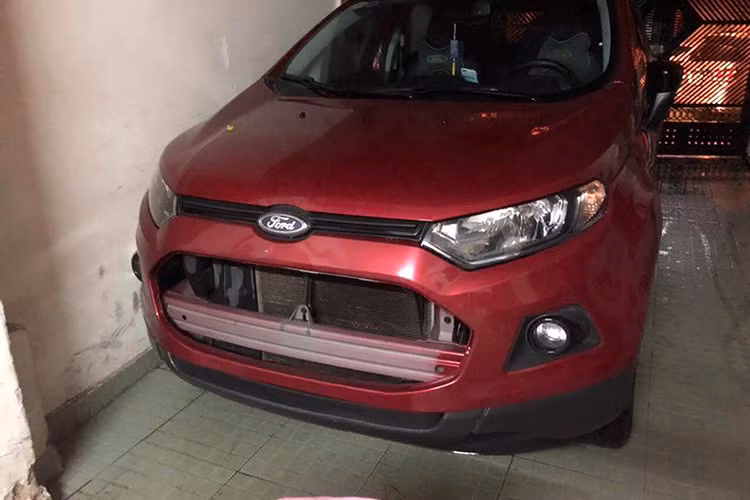 Sau khi lội, một số xe ôtô còn rơi cả biển số, lưới tản nhiệt, lip bumper,...