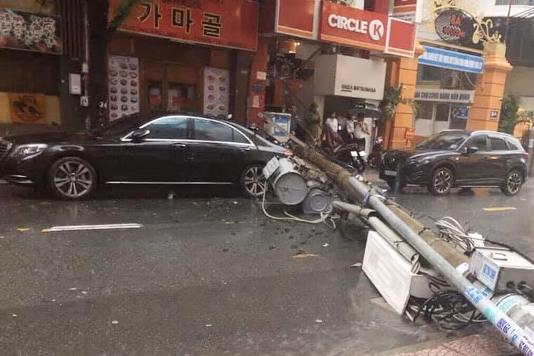 Cũng ảnh hưởng do áp thấp nhiệt đới sau bão sô 9 gây ra nhưng không phải do ngập nước mà là bởi một trụ đèn đổ sập đè sập lên nát đuôi - đó chính là chiếc xe sang Mercedes-Benz S-Class hơn 4 tỷ đồng. Chiếc xe quá đen đủi mặc dù đã đỗ trên đường Lê Thánh Tôn, Q1 TP HCM.