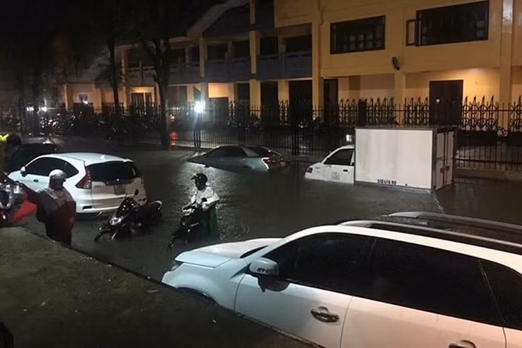 Nhiều nơi ngập khá nặng, trong ảnh là chiếc Kia Sorento cùng một vài ôtô và xe máy khác, thậm chí có cả xe tải nhỏ bị ngập nửa bánh... nằm im.