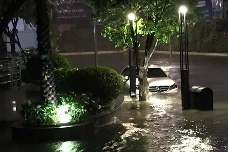 Mercedes-Benz E-Class ngập nước đến mép lưới tản nhiệt tại Quận 2.