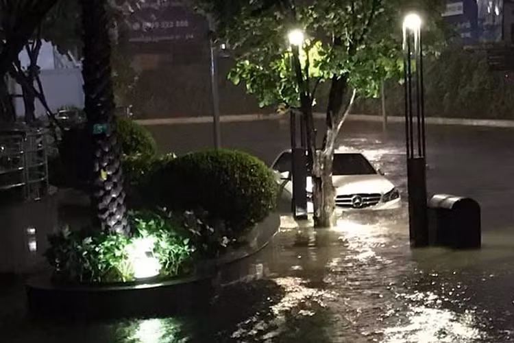 Mercedes-Benz E-Class ngập nước đến mép lưới tản nhiệt tại Quận 2.