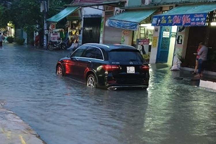 Xe SUV hạng sang Mercedes-Benz GLC không nên ra đường trong những ngày mưa bão như thế này. Chắc chắn chủ chiếc xe trong ảnh sẽ phải mất cả đống tiền sau khi lăn bánh chiếc xe trong bão số 9.