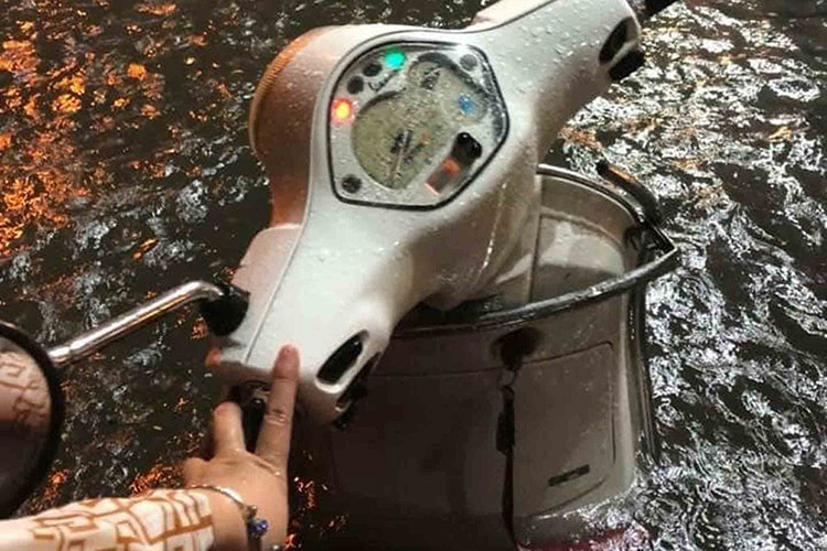 Chiếc xe ga Piaggio LX bị nước ngập đến quá yên xe.