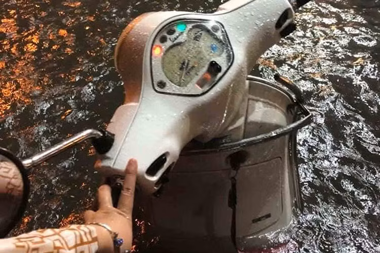 Chiếc xe ga Piaggio LX bị nước ngập đến quá yên xe.