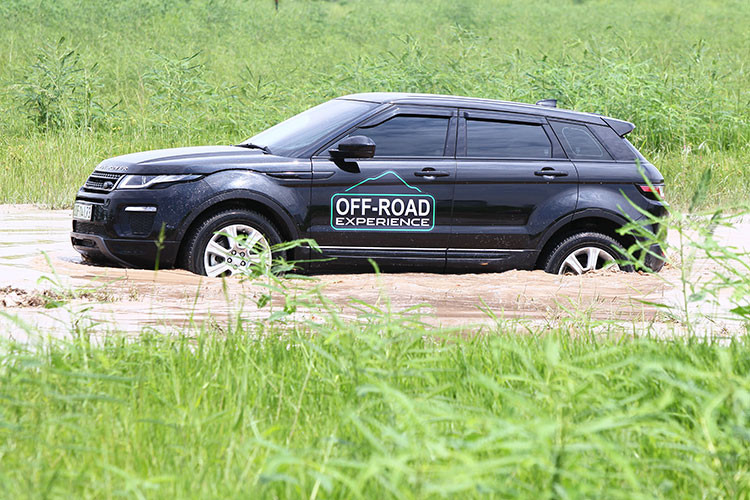 Diễn ra trong 3 ngày 15, 16 và 17/6 tại Hà Nội, chương trình Land Rover Offroad Driving Experience bao gồm các bài tập Offroad và Dynamic. Bài chạy off-road bao gồm các bài chạy khám phá tính năng hỗ trợ đổ dốc (Hill Descent Control), tính năng phân bổ lực bám (Traction Control),...