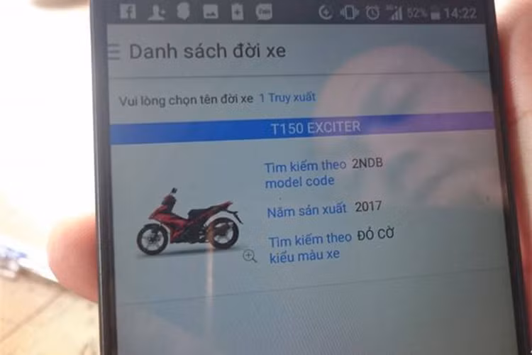 Anh Nguyễn Xuân Anh cho hay: "Khi tôi mua xe, người của cửa hàng bảo với tôi đây là xe Exciter 150 màu đen chính hãng. Họ nói xe màu này sản xuất số lượng có hạn và bán chạy nên tôi mua, dù giá của nó đắt hơn các xe Exciter màu khác". Nghi ngờ mình bị lừa mua phải xe "dỏm", anh Xuân Anh vào website kiểm tra đời xe của hãng xe máy Yamaha tìm hiểu.