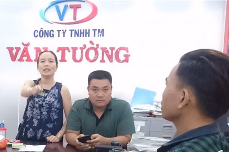 Sau khi nhập số khung, số máy của chiếc xe đã mua vào website này, anh Xuân Anh nhận được thông báo rằng, màu sắc gốc của xe là màu đỏ cờ, chứ không phải màu đen. Ngay sau khi phát hiện sự việc nêu trên, anh Nguyễn Xuân Anh đã tỏ ra rất bức xúc và đã đến cửa hàng Hùng Đạt để phản ánh sự việc thì đại diện cửa hàng này ngang nhiên thừa nhận hành vi sơn xe có màu gốc là màu đỏ cờ thành màu đen để bán.