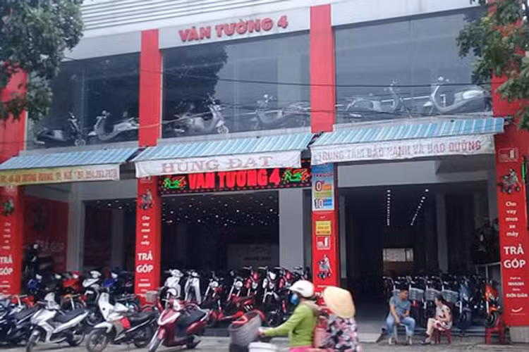 Khi khách hàng yêu cầu cửa hàng bồi thường thiệt hại thì người đại diện của cửa hàng xe máy Hùng Đại lại nói với khách hàng: "Đã mua thì phải chịu". Khi làm việc với các phóng viên, bà Hoàng Thị Na - đại diện cửa hàng xe máy Hùng Đạt - cũng thừa nhận việc chiếc xe bán cho anh Nguyễn Xuân Anh là xe màu đỏ cờ được sơn lại màu đen.