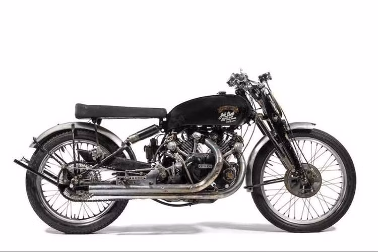 Chính xác mức giá mà một vị khách giấu tên đã trả cho chiếc chiếc xe môtô đua cổ điển Vincent Black Lightning 1951 này vào cuối tuần vừa qua tại phiên đấu giá của nhà Bonhams ở Las Vegas (Mỹ) là 929.000 USD (tương đương khoảng hơn 20 tỷ đồng). 