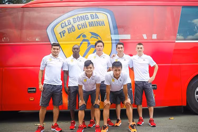 Kể từ khi nắm quyền chủ tịch ở đội bóng CLB TP HCM, danh thủ Công Vinh đã có những quyết định đầu tư cơ sở vật chất một cách chuyên nghiệp. Trước đó, cựu đội trường của đội tuyển Việt Nam đã cho sửa lại toàn bộ nhà vệ sinh, phòng thay đồ với tiêu chuẩn cao nhằm hướng tới xây dựng CLB TP HCM thành đội bóng có bộ mặt chuyên nghiệp.