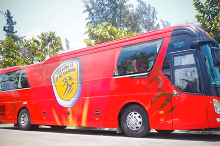 Chiếc xe buýt hiệu Thaco có sức chứa lên đến 47 chỗ, hoàn toàn phù hợp với hoạt động di chuyển ở cự ly ngắn và trung bình của đội bóng này. Chiếc xe sở hữu nội thất không khác biệt nhiều so với những chiếc xe khách đường dài chất lượng cao.