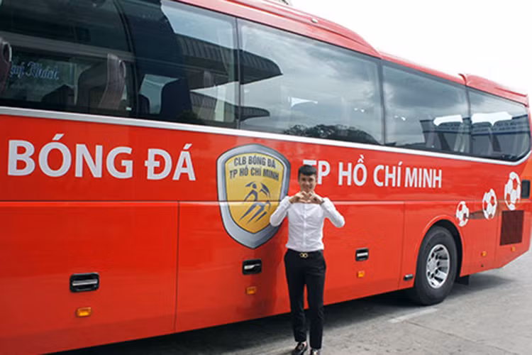 Vừa qua, quyền chủ tịch Lê Công Vinh cùng các cầu thủ CLB TP HCM đã đi nhận chiếc xe buýt giá 4 tỷ hoàn toàn mới để phục vụ cho tân binh V-League trong mùa giải 2017. Chiếc xe được thiết kế với phong cách khá giống những đội bóng ở châu Âu hiện nay.