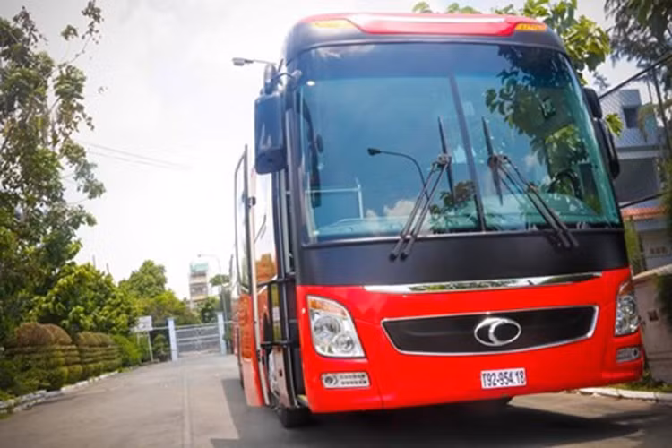 Được biết, chiếc xe buýt 47 chỗ này đuợc Công Vinh đặt hàng từ nhà phân phối và lắp ráp xe ôtô Thaco Trường Hải tại Việt Nam.