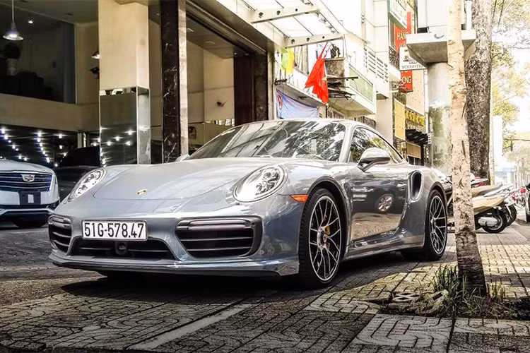 Tại thị trường Việt Nam, mức giá bán chính hãng của chiếc 911 Turbo S là 13,94 tỷ đồng. Bộ sưu tập siêu xe và xe thể thao của đại gia Đăng Lê Nguyên Vũ được dự đoán không dưới 35 chiếc đủ chủng loại. Riêng thương hiệu Porsche có khoảng 7 chiếc bao gồm 2 chiếc 911 Turbo S, 2 chiếc 911 mui trần, 718 Boxster, Cayman và Panamera.