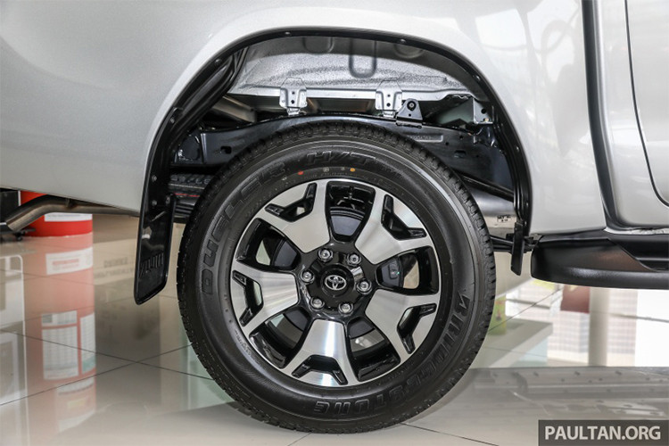 Cản sau của xe được thiết kế dạng kim loại màu sáng bóng, đèn sương mù LED và bộ vành hợp kim 18 inch nằm trong lốp chạy trên mọi địa hình. Ngoài ra, bậc lên xuống ở đuôi xe cũng có thêm phần trang trí màu bạc mới và logo L-Edition.