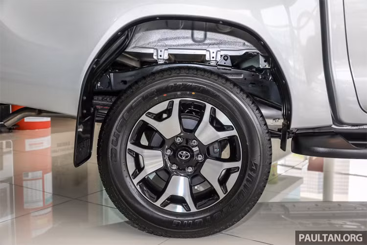 Cản sau của xe được thiết kế dạng kim loại màu sáng bóng, đèn sương mù LED và bộ vành hợp kim 18 inch nằm trong lốp chạy trên mọi địa hình. Ngoài ra, bậc lên xuống ở đuôi xe cũng có thêm phần trang trí màu bạc mới và logo L-Edition.