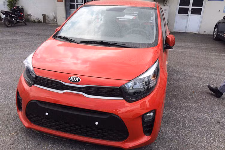  Xe Kia Morning 2017 thế hệ mới ra mắt thế giới hồi tháng 1/2017 và sau đó là tại triển lãm Geneva Motor Show vào tháng 3 sau đó. Những chiếc Kia Morning 2017 hiện đã cập cảng Việt Nam và đang chờ thông quan. Tuy nhiên, lô xe đầu tiên này chủ yếu là dòng xe tải VAN 2 chỗ ngồi.