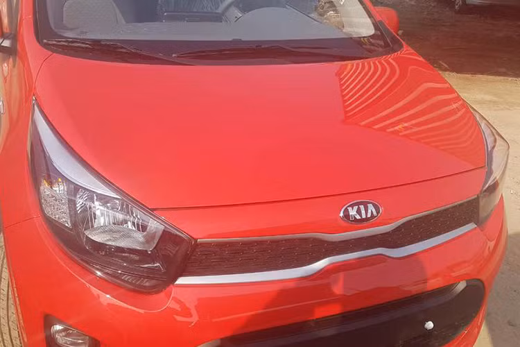 Về cơ bản, Kia Morning VAN không có sự khác biệt so với bản 5 chỗ, ngoại trừ khoang hàng ghế thứ 2 là sàn phẳng để chở hàng. Thiết kế của Kia Morning 2017 mới thay đổi hoàn toàn, trẻ trung và hiện đại hơn. Phần đầu xe được áp dụng ngôn ngữ thiết kế chủ đạo của Kia hiện nay.