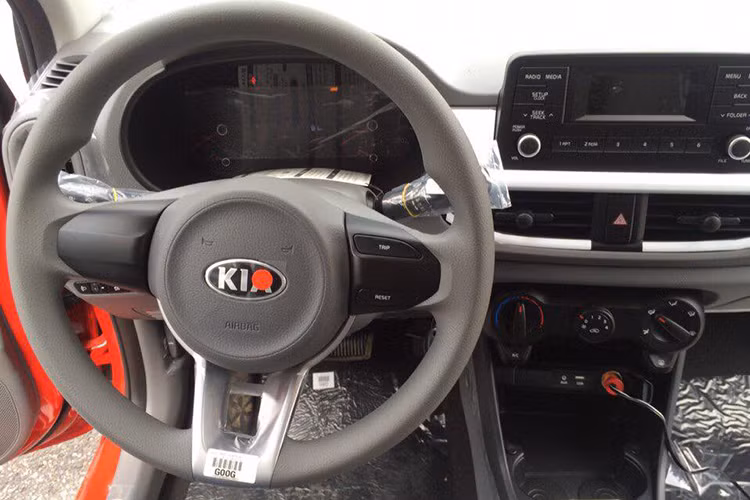 Bên trong xe, Kia Morning 2017 được trang bị nhiều tính năng tiện ích, hữu dụng hơn, đồng thời nhiều trang bị an toàn tiên tiến cũng được áp dụng. Bảng điều khiển trung tâm được thiết kế theo kiểu dòng chảy – xu hướng trào lưu hiện nay – với màn hình trung tâm nổi tách biệt. Đặc biệt, cụm vô-lăng xe thể thao và cá tính hơn hẳn.