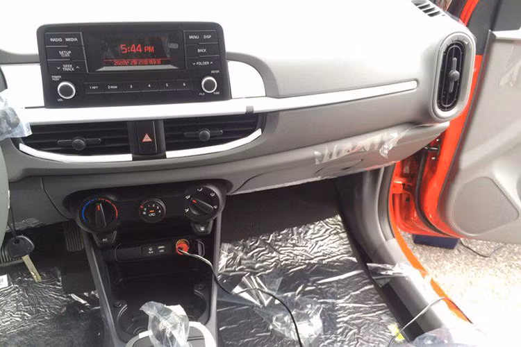 Không gian cabin của xe hứa hẹn cũng sẽ rộng hơn do được hãng xe Kia thiết kế lại. Những trang bị an toàn nổi bật trên mẫu xe cỡ nhỏ, giá rẻ này bao gồm kiểm soát ổn định thân xe, ổn định đường thẳng và torque vectoring (điều chỉnh vô lăng theo mô-men), phanh khẩn cấp tự động, cảnh báo va chạm phía trước và kiểm soát áp suất lốp.