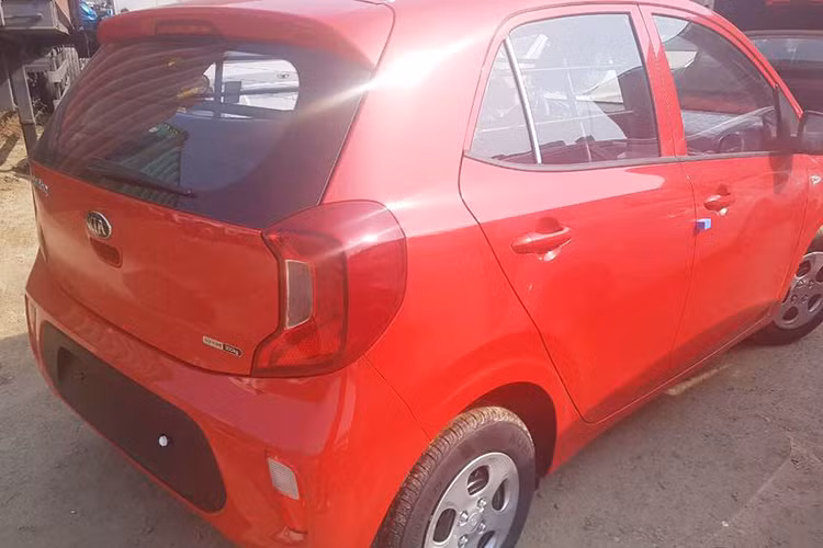 Một thay đổi đáng kể là trục cơ sở của xe được tăng thêm 15mm, từ mức 2.385mm lên mức mới 2.400mm, theo đó là các hốc bánh được đẩy sát ra các góc xe. Kích thước tổng thể của Kia Morning mới là (Dài x Rộng x Cao) tương ứng (3.595 x 1.595 x 1.485)mm. Lưới tản nhiệt kiểu “mũi hổ” hay phần cản trước sống động mạnh mẽ hơn.