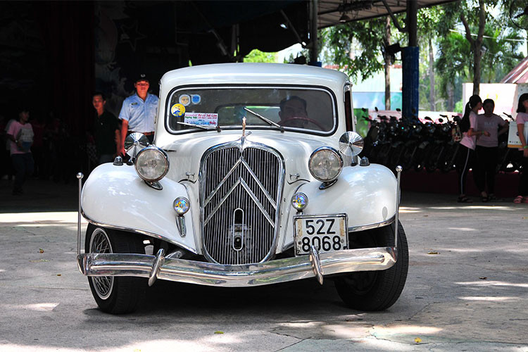 Đây là lần đầu tiên một triển lãm xe cổ với quy mô lớn được tổ chức tại TP HCM. "Ngày hội xe cổ Sài Gòn" năm nay đã thu hút hàng trăm mẫu xe 2 bánh, 4 bánh từng được xem là phương tiện phổ biến trên đường phố Sài Gòn vào những thập niên 60 - 70 của thế kỷ trước tham gia.