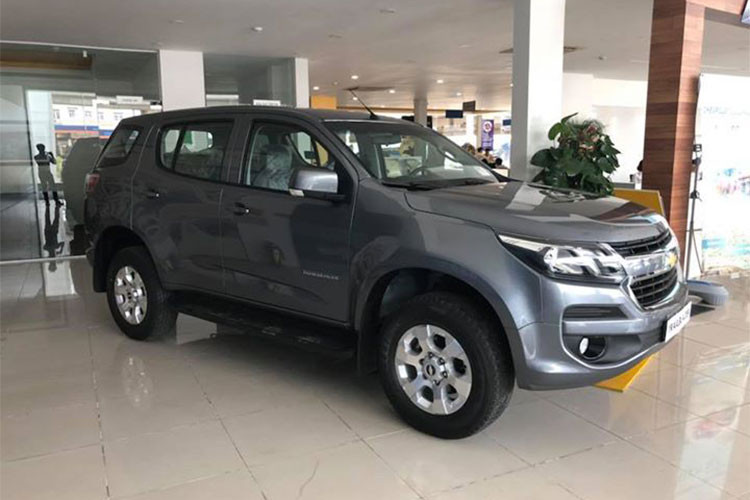 Trailblazer mới sở hữu DNA của hãng Chevrolet, với những đường nét góc cạnh, toát lên vẻ khỏe khoắn dẻo dai một cách tinh tế, làm nổi bật lên khả năng chinh phục mọi địa hình. Đáng chú ý trong khắc họa thiết kế ngoại thất phải kể đến lưới tản nhiệt hai tầng đặc trưng, cản trước và cụm đèn pha tích hợp đèn chiếu sáng ban ngày LED.