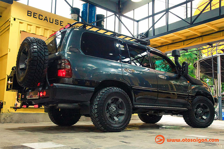 Vốn đã có niềm yêu thích dòng xe Land Cruiser, chủ nhân tại TP HCM đã tìm mua được một chiếc Land đời 2006 (J100) còn rất “cứng”. Qua thời gian dài sử dụng hơn 10 năm nên chiếc xe chắc chắn sẽ không được hoàn hảo như ban đầu, chính vì thế chủ xe muốn nó được phục hồi và nâng cấp để chiếc SUV thêm “chất” hơn.
