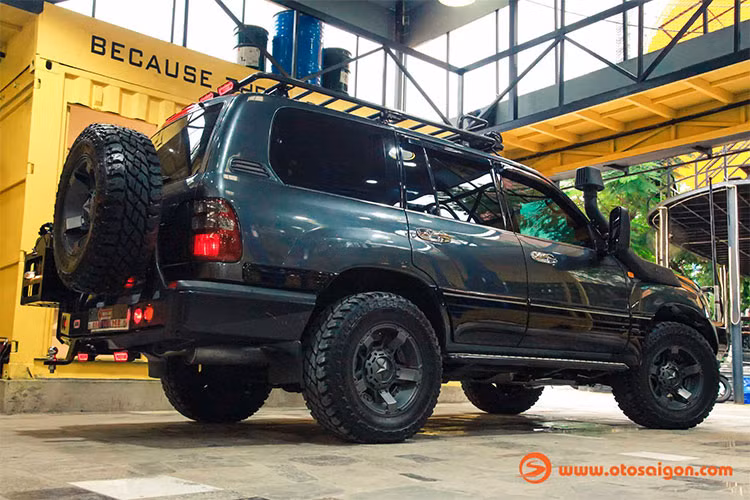Vốn đã có niềm yêu thích dòng xe Land Cruiser, chủ nhân tại TP HCM đã tìm mua được một chiếc Land đời 2006 (J100) còn rất “cứng”. Qua thời gian dài sử dụng hơn 10 năm nên chiếc xe chắc chắn sẽ không được hoàn hảo như ban đầu, chính vì thế chủ xe muốn nó được phục hồi và nâng cấp để chiếc SUV thêm “chất” hơn.