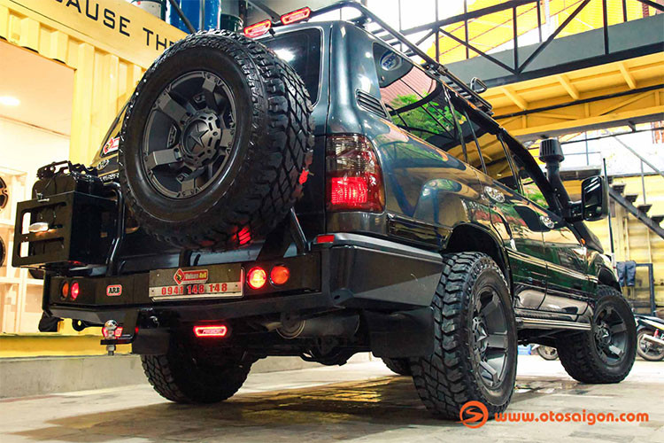 Trong khoang động cơ, xe được trang bị thêm một số hạng mục như: lọc gió vải tầm dầu (K&amp;N) thay cho lọc giấy tẩm dầu zin, két nước làm mát nhôm lớn hơn tăng khả năng giải nhiệt, bộ xúc tác nhiên liệu Broquet In-Line Top Fueller80 giúp tối ưu hóa quá trình đốt cháy nhiên liệu, 2 bình ắc quy Heavy-Duty ODYSSEY, bơm ARB nhỏ gọn và bền dùng tiện lợi dùng súng bắn đóng mở ốc mâm,...