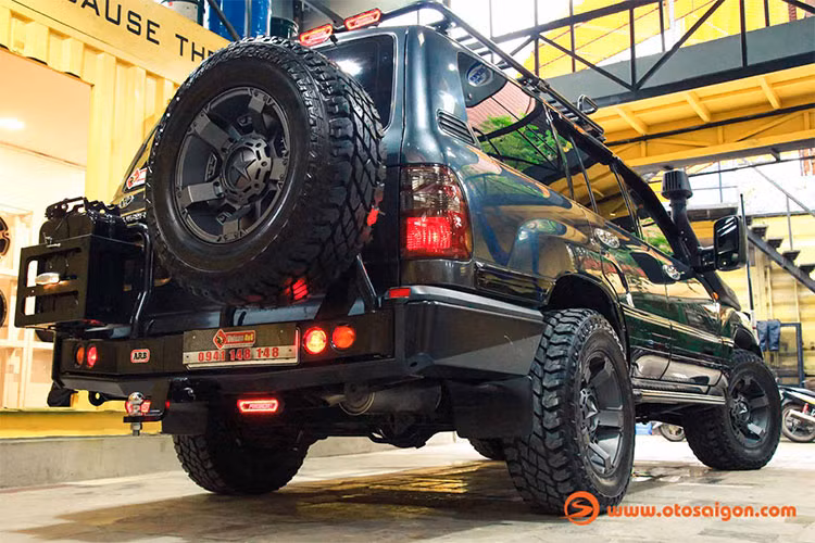 Trong khoang động cơ, xe được trang bị thêm một số hạng mục như: lọc gió vải tầm dầu (K&amp;N) thay cho lọc giấy tẩm dầu zin, két nước làm mát nhôm lớn hơn tăng khả năng giải nhiệt, bộ xúc tác nhiên liệu Broquet In-Line Top Fueller80 giúp tối ưu hóa quá trình đốt cháy nhiên liệu, 2 bình ắc quy Heavy-Duty ODYSSEY, bơm ARB nhỏ gọn và bền dùng tiện lợi dùng súng bắn đóng mở ốc mâm,...