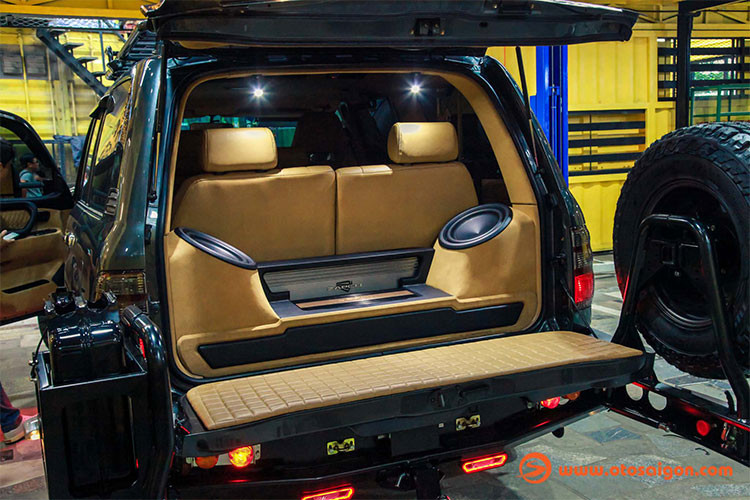 Để phục vụ giải trí, xe còn được độ âm thanh với hai loa siêu trầm bố trí ngay trong khoang hành lý phía sau. Được biết, chi phí nâng cấp hoàn toàn nội thất làm tăng giá trị hưởng thụ cho chiếc xe off-road hạng sang này khoảng 400 triệu đồng (riêng phần âm thanh là 300 triệu đồng).