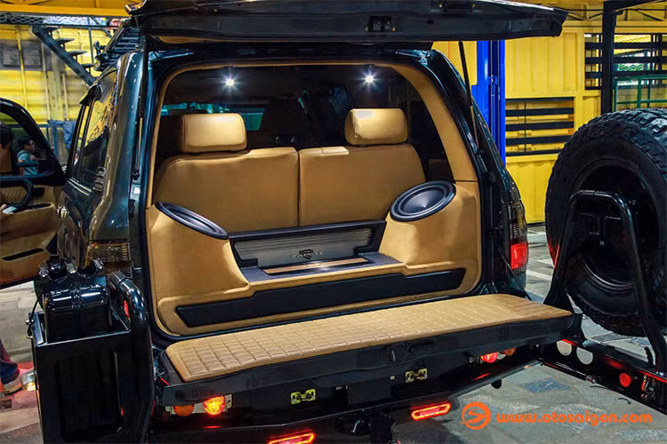 Để phục vụ giải trí, xe còn được độ âm thanh với hai loa siêu trầm bố trí ngay trong khoang hành lý phía sau. Được biết, chi phí nâng cấp hoàn toàn nội thất làm tăng giá trị hưởng thụ cho chiếc xe off-road hạng sang này khoảng 400 triệu đồng (riêng phần âm thanh là 300 triệu đồng).