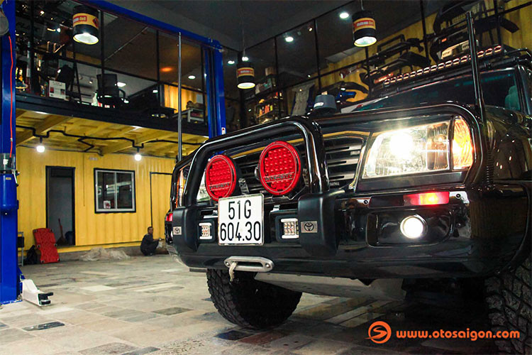 Công việc nâng cấp xe bắt đầu từ khoang động cơ, khung gầm, hệ truyền động, và hệ thống treo,... Sau đó, xe được vô nhiều “đồ chơi” dành riêng cho xe off-road như: cản trước được làm bằng hợp kim nhôm và được thiết kế riêng biệt cho dòng xe Land Cruiser, cản sau và bệ bước chân từ thương hiệu ARB, cặp ăng-ten từ thương hiệu GME, Úc có nhiệm vụ bắt sóng bộ đàm tốt hơn khi đi theo đoàn, đi off-road, đi caravan.