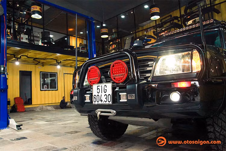 Công việc nâng cấp xe bắt đầu từ khoang động cơ, khung gầm, hệ truyền động, và hệ thống treo,... Sau đó, xe được vô nhiều “đồ chơi” dành riêng cho xe off-road như: cản trước được làm bằng hợp kim nhôm và được thiết kế riêng biệt cho dòng xe Land Cruiser, cản sau và bệ bước chân từ thương hiệu ARB, cặp ăng-ten từ thương hiệu GME, Úc có nhiệm vụ bắt sóng bộ đàm tốt hơn khi đi theo đoàn, đi off-road, đi caravan.