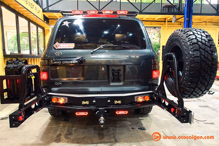 Tấm thép lót gầm bảo vệ ở góc thoát trước, tời điện Warn với cáp mềm phục vụ công tác cứu hộ, ống thở Safari giúp cổ hút gió được nâng cao giúp xe lội qua những vùng có mực nước sâu, thanh gá nóc tích hợp đèn LED RIGID tăng khả năng chiếu sáng khi đi đường tối,...