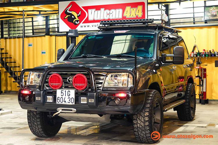 Hiện tại, một chiếc Toyota Land Cruiser GX đời 2005, 2006 trên thị trường xe cũ có giá bán từ 550 đến 700 triệu đồng. Được biết, tổng chi phí nâng cấp cho xe “ngốn” gần 1 tỷ đồng - đây là một con số không hề nhỏ. Có thể nói đây là một trong những chiếc Toyota Land Cruiser thế hệ J100 chất tại Việt Nam hiện nay.