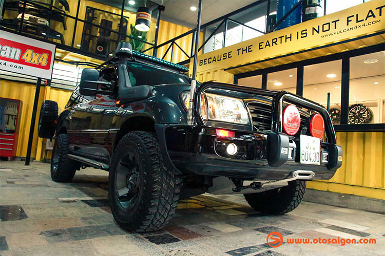 Land Cruiser là một dòng xe SUV đình đám, nó có lịch sử lâu dài và là một niềm tự hào của thương hiệu Toyota. Cái tên SUV Toyota Land Cruiser chiếm một vị trí rất đặc biệt trong tim người hâm mộ xe SUV Nhật Bản nói riêng và dòng xe SUV nói chung. Có mặt từ năm 1951, đến năm 1968 Toyota đã bán được 100.000 Land Cruiser trên toàn cầu.