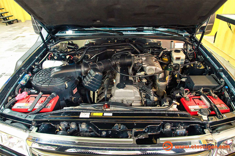 Về động cơ, xe sử dụng động cơ xăng 6 xy-lanh thẳng hàng (I6) DOHC, 24V dung tích 4.5L (dòng máy 1FZ-FE) hút khí tự nhiên (N/A) cho công suất tối đa 241 mã lực tại vòng tua 4.600 v/p và mô-men xoắn cực đại 410Nm tại 3.600v/p (stock). Sức mạnh được truyền xuống bốn bánh (4x4) thông qua hộp số sàn 5 cấp (5MT). 