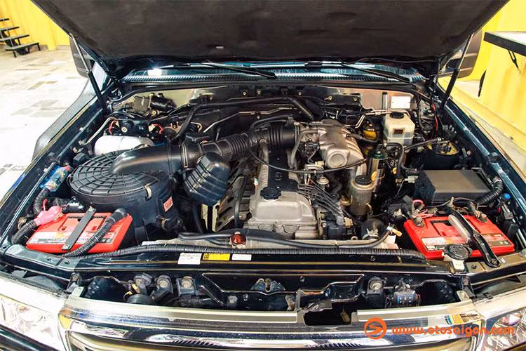 Về động cơ, xe sử dụng động cơ xăng 6 xy-lanh thẳng hàng (I6) DOHC, 24V dung tích 4.5L (dòng máy 1FZ-FE) hút khí tự nhiên (N/A) cho công suất tối đa 241 mã lực tại vòng tua 4.600 v/p và mô-men xoắn cực đại 410Nm tại 3.600v/p (stock). Sức mạnh được truyền xuống bốn bánh (4x4) thông qua hộp số sàn 5 cấp (5MT). 