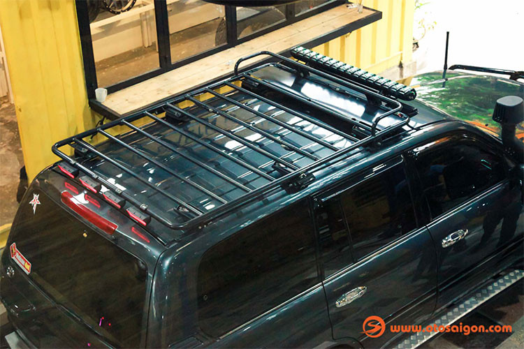 Thanh giá nóc được sơn màu đen để “ton sur ton” với các thanh cản trước sau cũng như hai bên ốp hông, giúp tăng thêm độ chất, độ lì cho chiếc SUV "hạng nặng" này. Đèn LED gá nóc điều chỉnh nhiều màu từ thương hiệu RIGID cũng được trang bị giúp cho ánh sáng tốt hơn khi đi rừng hay off-road trời tối.