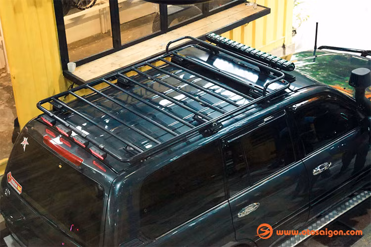 Thanh giá nóc được sơn màu đen để “ton sur ton” với các thanh cản trước sau cũng như hai bên ốp hông, giúp tăng thêm độ chất, độ lì cho chiếc SUV "hạng nặng" này. Đèn LED gá nóc điều chỉnh nhiều màu từ thương hiệu RIGID cũng được trang bị giúp cho ánh sáng tốt hơn khi đi rừng hay off-road trời tối.