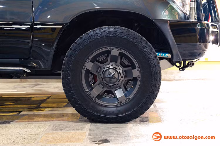“Dàn chân” của chiếc SUV Toyota Land Cruiser độ khủng này sử dụng bộ lốp hiệu Cooper dòng Discoverer ST Maxx đi cùng với bộ mâm dòng XD kích thước 17 inch từ thương hiệu KMC, Mỹ (275/70 R17). Xe được lắp giảm xóc – phuộc nhún trước sau từ thương hiệu King Shocks, Mỹ vốn nổi tiếng với các món đồ chơi off-road dành cho dòng xe bán tải hạng nặng như: Ford F-Series, Chevy Silverado hay GMC Sierra,...