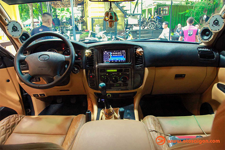 Về nội thất, toàn bộ nội thất xe đã được làm lại, bọc da Ý cao cấp cho 07 ghế, bộ ghế mới ôm sát mặt lưng để tạo cảm giác chắc chắn và thoải mái trong những chuyến đi dài. Vật liệu da được sử dụng trên các chi tiết nội thất khác. Tô điểm cho không gian nội thất là những mảng ốp bằng sợi carbon ở bệ cần số, táp-lô trung tâm, táp-pi cửa,...