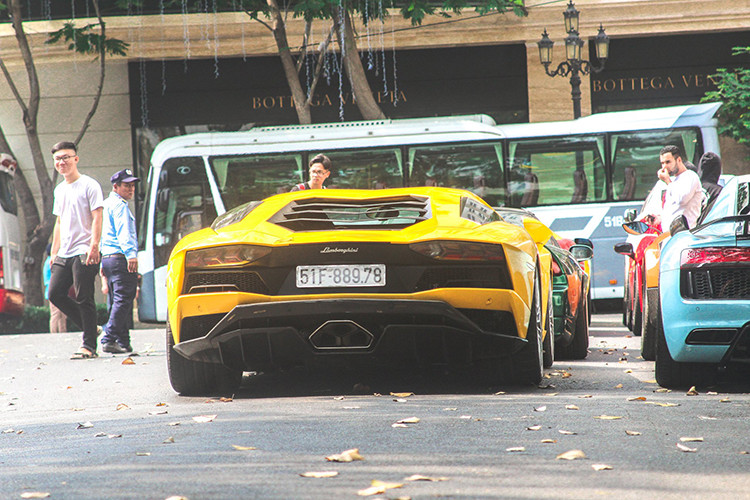 Lamborghini Aventador biển "khủng" 51A-899.99. Đây là chiếc Aventador đầu tiên về Việt Nam hồi năm 2012 và đã trải qua một lần đổi biển số. Siêu xe này rất thường xuyên trên phố và xuất hiện tại các sự kiện.