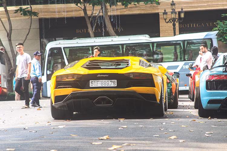 Lamborghini Aventador biển "khủng" 51A-899.99. Đây là chiếc Aventador đầu tiên về Việt Nam hồi năm 2012 và đã trải qua một lần đổi biển số. Siêu xe này rất thường xuyên trên phố và xuất hiện tại các sự kiện.