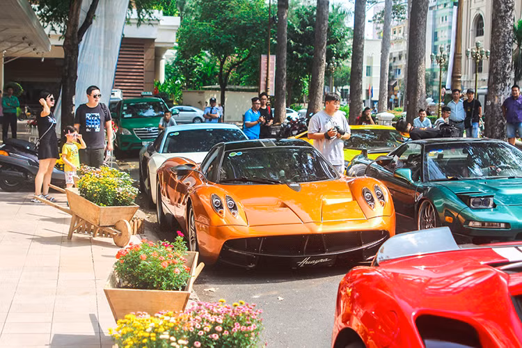 Đây cũng là buổi gặp mặt đầu tiên trong năm 2019 và trước thềm năm mới Tết Kỷ Hợi của các đại gia siêu xe Việt, đang chú ý là sự xuất hiện khá đầy đủ của các tay chơi siêu xe đình đám như Cường Đô la, Minh Nhựa....