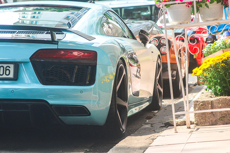 Sau tin đồn bán xe, Cường Đô La xuất hiện cùng chiếc Audi R8 V10 Plus xanh lam-đen. Cường Đô-la mua chiếc xe này vào khoảng tháng 11/2017 nhằm mục đích tặng cho bạn gái của mình là Đàm Thu Trang.