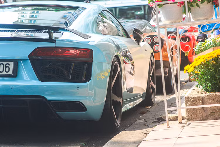 Sau tin đồn bán xe, Cường Đô La xuất hiện cùng chiếc Audi R8 V10 Plus xanh lam-đen. Cường Đô-la mua chiếc xe này vào khoảng tháng 11/2017 nhằm mục đích tặng cho bạn gái của mình là Đàm Thu Trang.