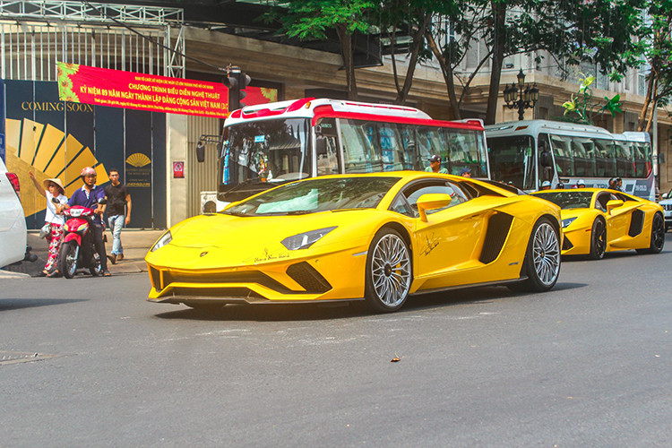 Chiếc siêu xe Lamborghini Aventador S trị giá khoảng hơn 40 tỷ đồng, độc nhất Việt Nam của đại gia Hoàng Kim Khánh - người vừa mua siêu xe Aston Martin V8 Vantage chính hãng đầu tiên tại Việt Nam cũng có mặt. 